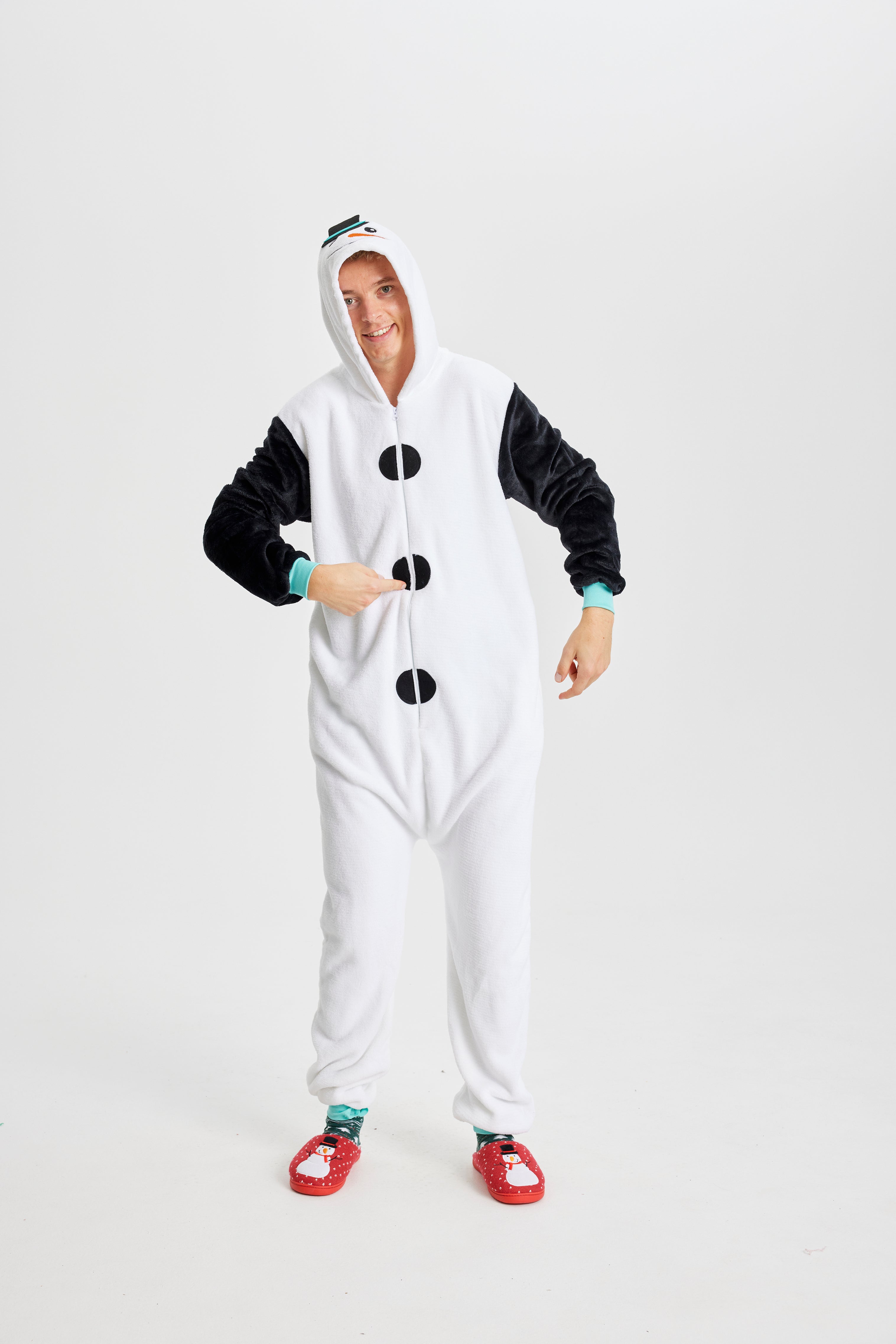 Eine als Schneemann verkleidete Frau.